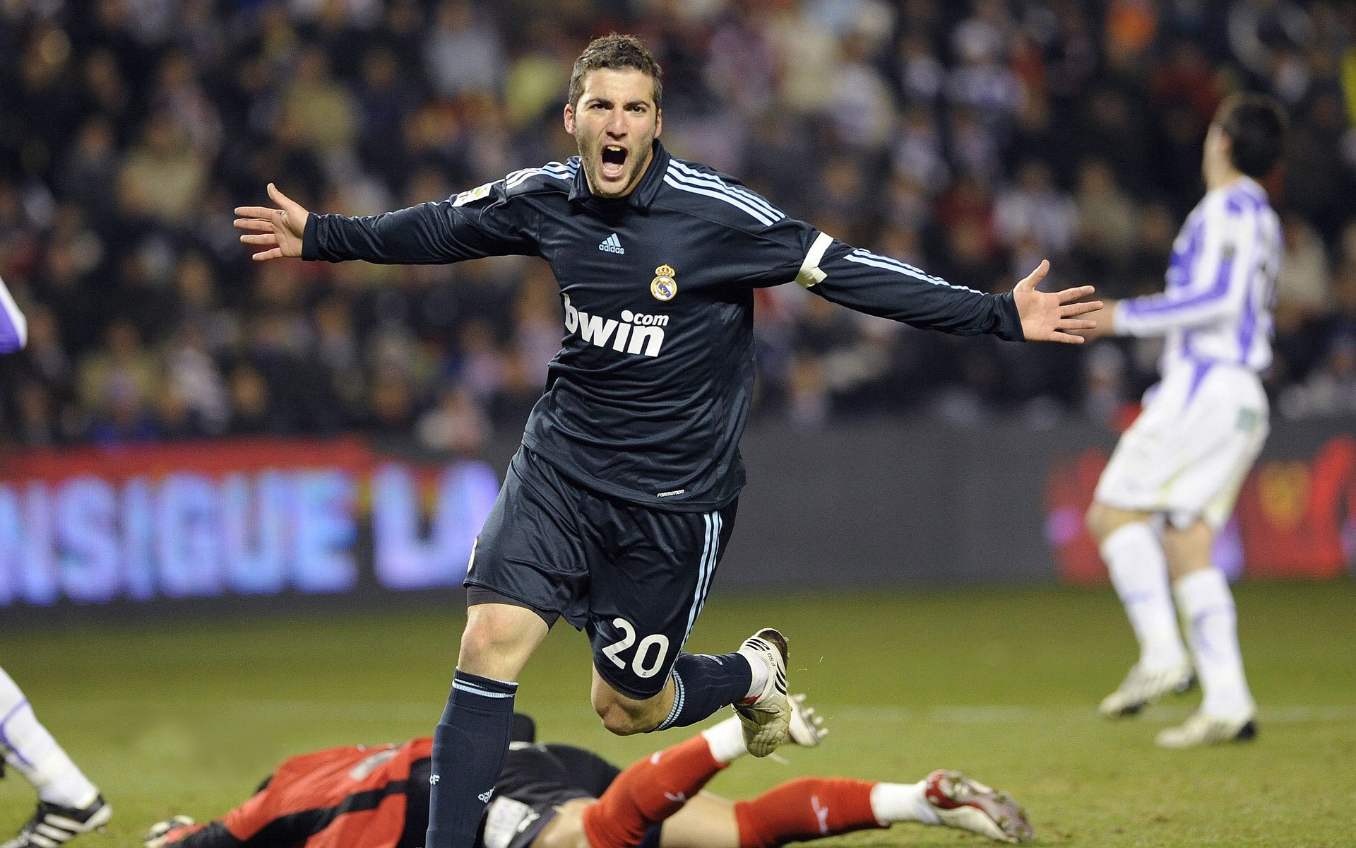 玻利维亚战术铁幕与奥纳纳接管时刻，当足球的集体智慧照亮篮球的孤胆英雄